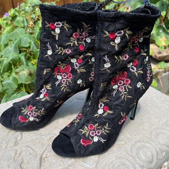 Blue by Betsey Johnson Sb-Diem Ankle Bootie Pump Black Lace Floral Size 7 EUC - Picture 4 of 9